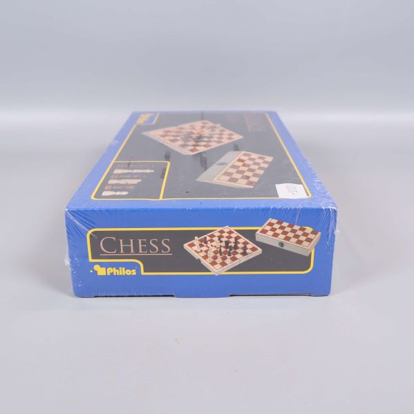 Schackspel i ask, vy från sidan med ordet Chess