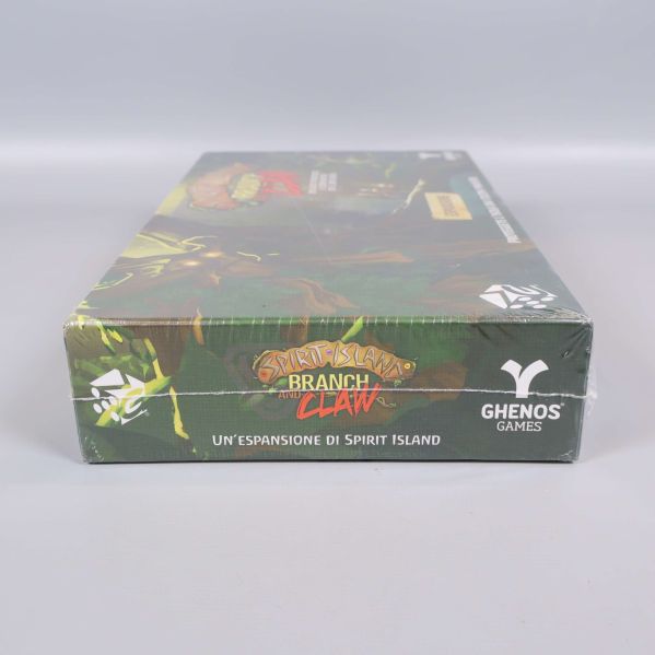 Närbild på sidan av lådan med Spirit Island-logga och Ghenos Games