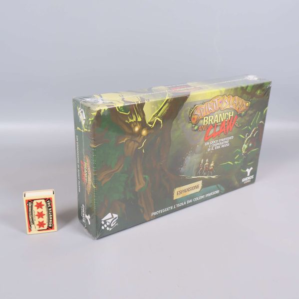 Spirit Island: Branch and Claw expansion med tändsticksask som storleksreferens