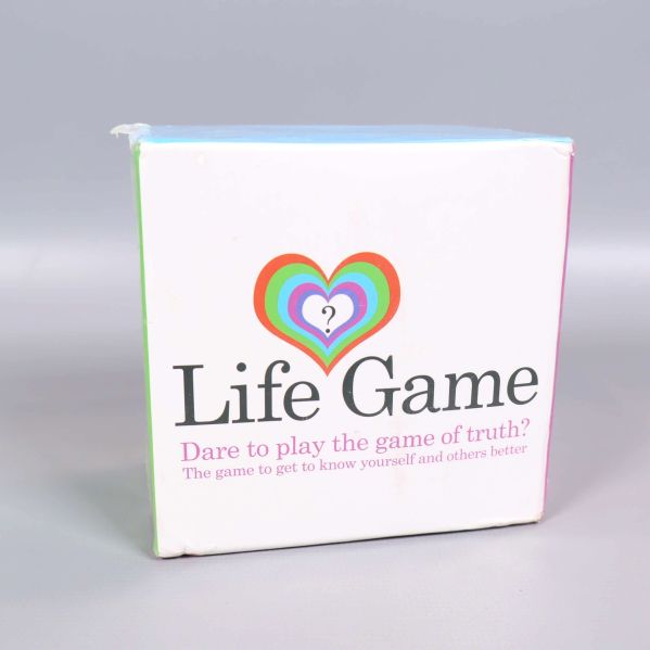 Framsidan av Life Game med hjärtmotiv och slogan