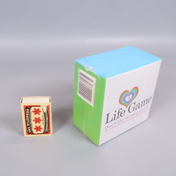 Life Game box bredvid en tändsticksask som storleksreferens