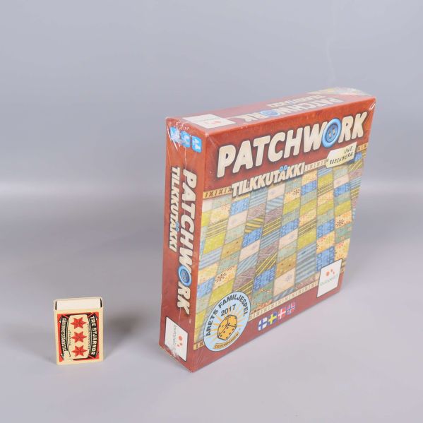 Patchwork ask står bredvid en tändsticksask