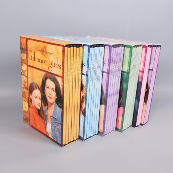 Gilmore Girls DVD-boxar stående i rad från sidan