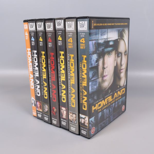 Homeland DVD-box staplad i vinkel med färgmarkeringar