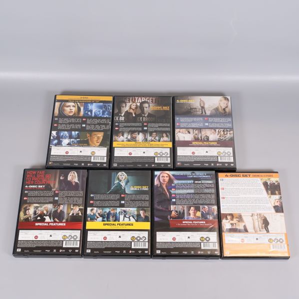Baksida av sju Homeland DVD-fodral med specifikationer