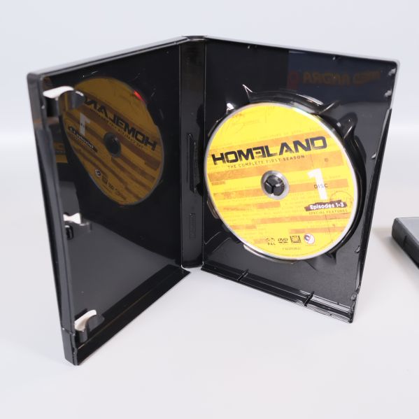 Öppet DVD-fodral med två Homeland-skivor