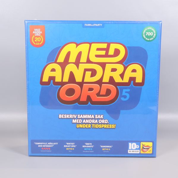 Rak vy på blå kartongen Med Andra Ord med åldersrekommendation