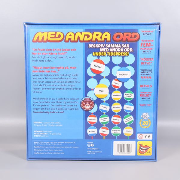Baksidan av spelkartongen Med Andra Ord med instruktioner och ordexempel