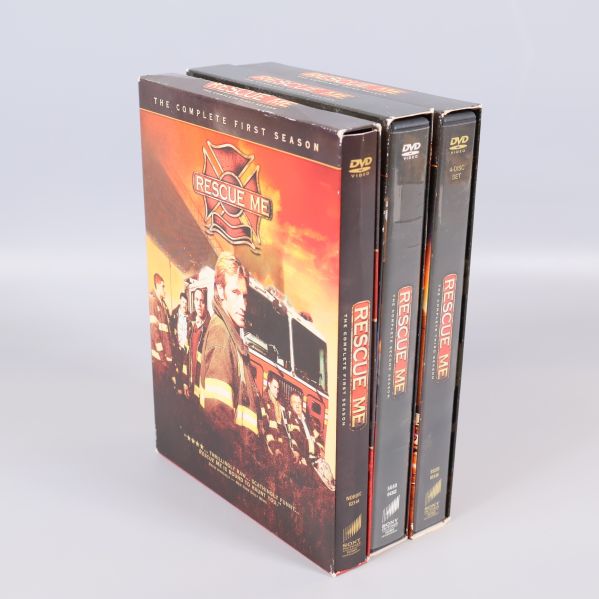 Rescue Me boxset i slipcase med tre DVD-boxar stående