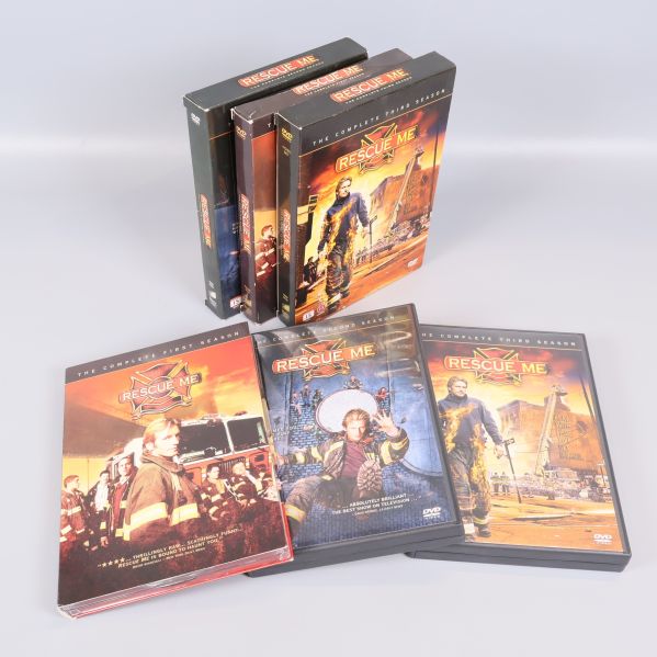 Rescue Me DVD-boxar och fodral utspridda med omslag