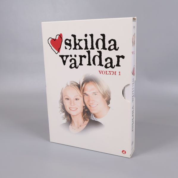 Stående vy av dvd-boxen Skilda världar volym 1 mot grå bakgrund