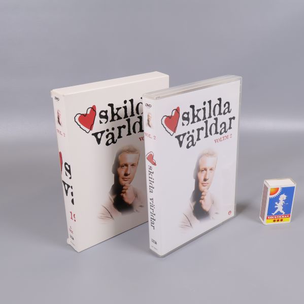 Dvd-box och fodral för Skilda världar volym 2 bredvid tändsticksask