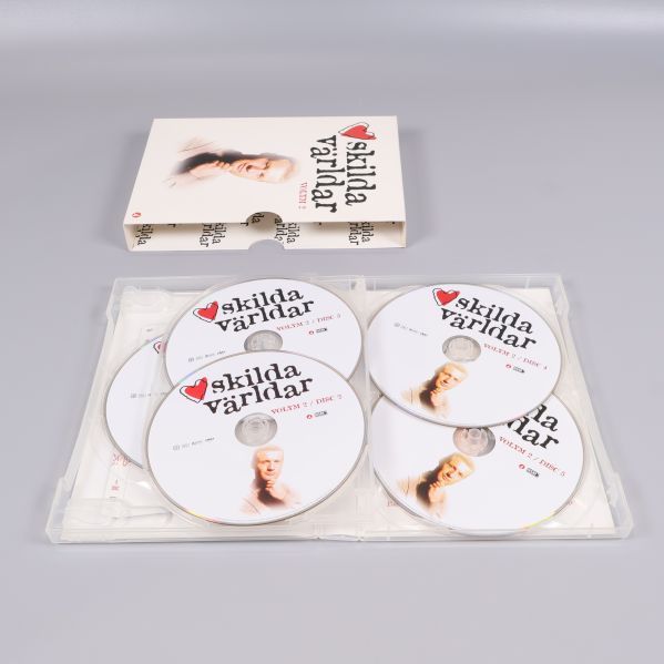 Fyra dvd-skivor med Skilda världar volym 2 i fodral