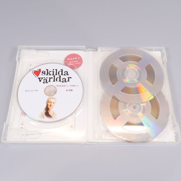 Öppen dvd-förpackning med en skiva och plats för fler