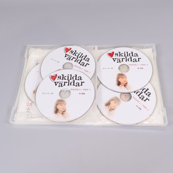 Öppen DVD-box med fem skivor placerade inuti