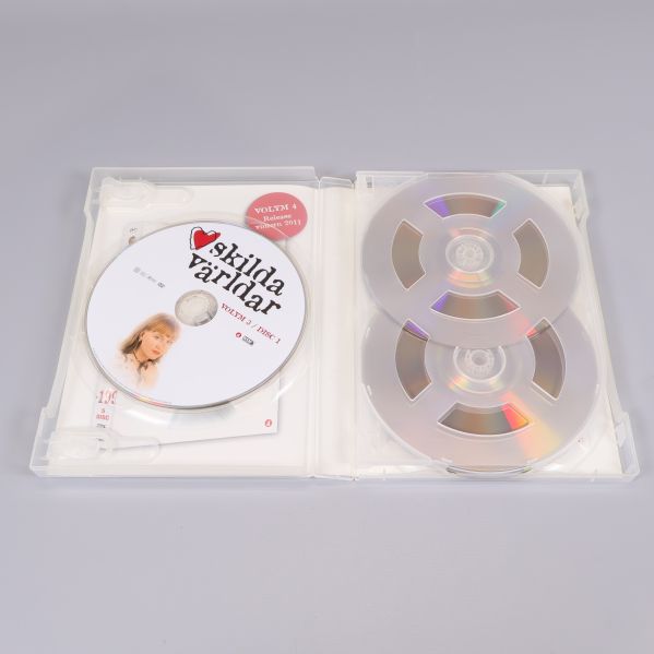 Insida av DVD-box visar tre skivor och ett fack