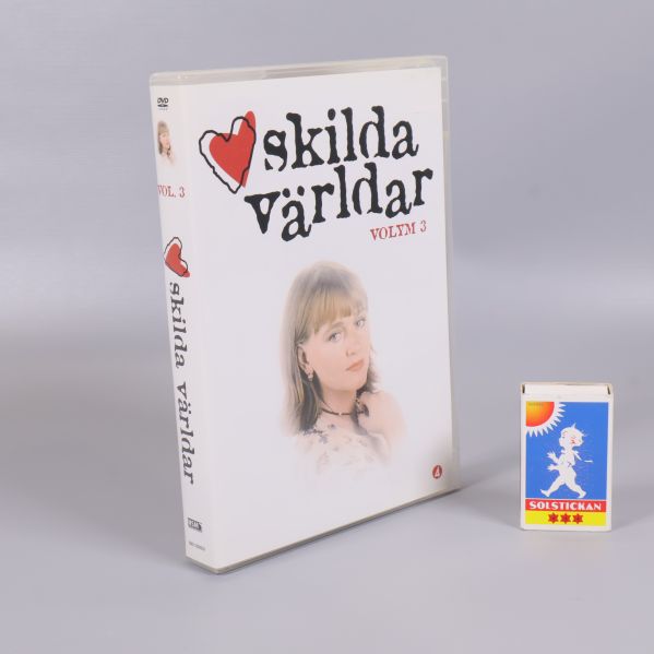 DVD-box upprätt med jämförelse mot tändsticksask