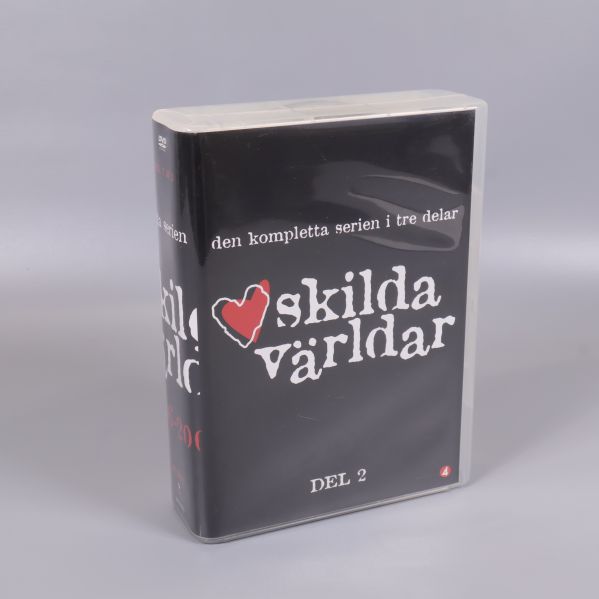 Framsidan på Skilda världar dvd-box del 2 stående