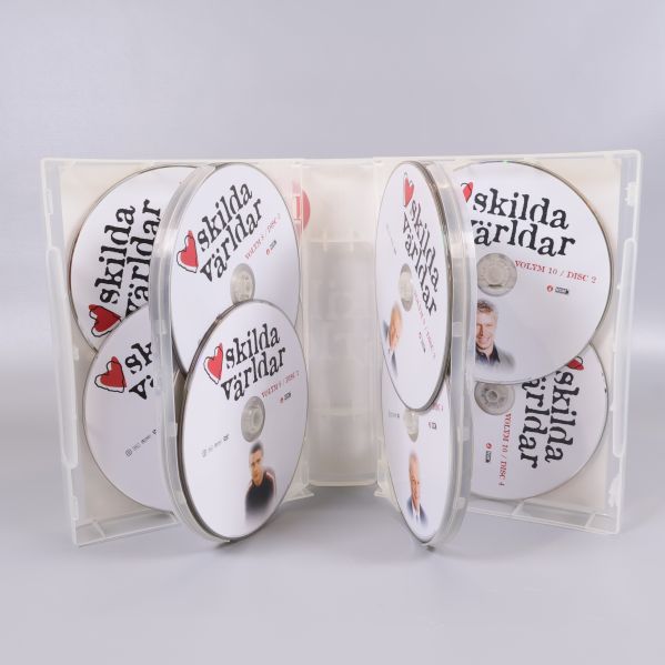 Dvd-boxen Skilda världar del 2 öppen med organiserade skivor