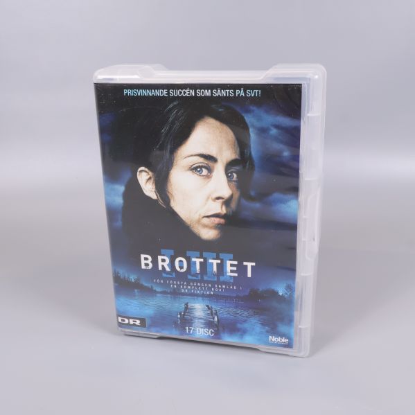 Brottet-boxen stående med tydlig framsida och kvinnoporträtt
