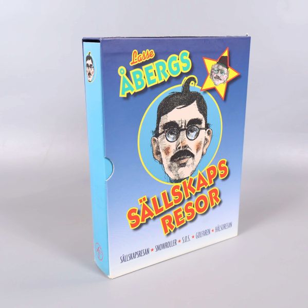 Framsidan på Sällskapsresor DVD-box med Lasse Åberg