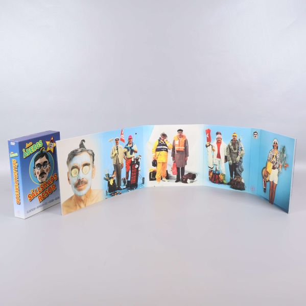 Uppfälld insida av Sällskapsresor DVD-box med illustrationer