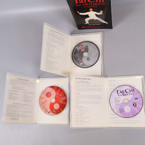 Öppna DVD-fodral visar instruktioner och innehåll med skivor