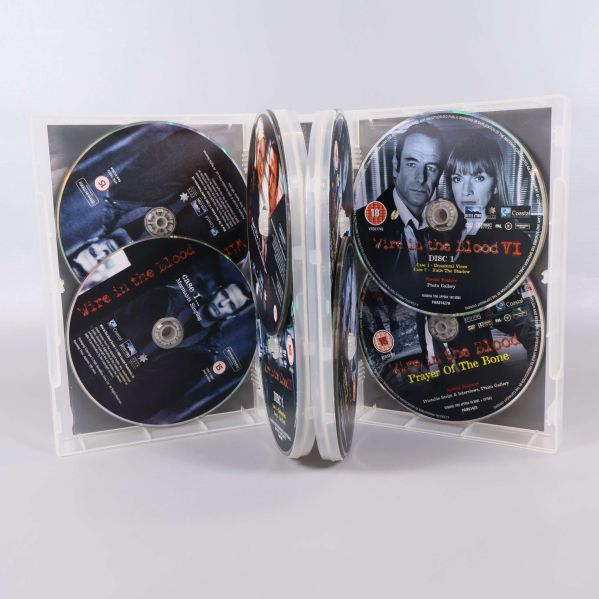 Uppslagen DVD-box visar ordnade skivor