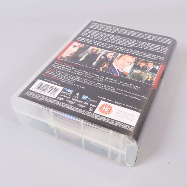 Stängd DVD-box visad från sidan på bord