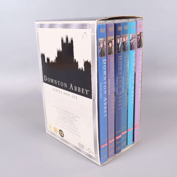 Öppen DVD-box för Downton Abbey med sex separata fodral synliga
