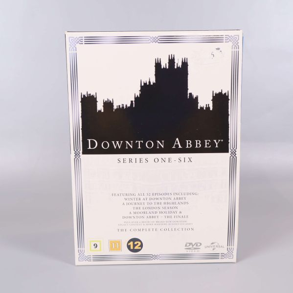 Framsidan av Downton Abbey DVD-box med tydlig titel och grafik