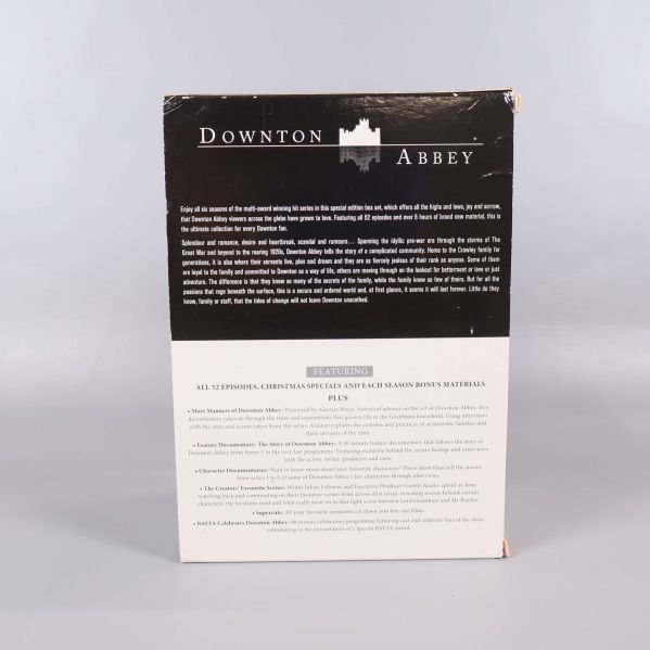 Baksidan av DVD-boxen Downton Abbey med text och beskrivningar