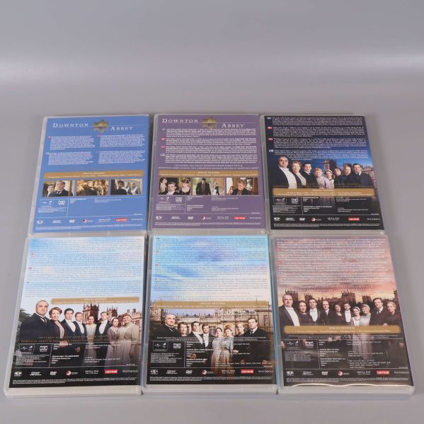 Sex baksidor av Downton Abbey-dvd:er med serieinformation