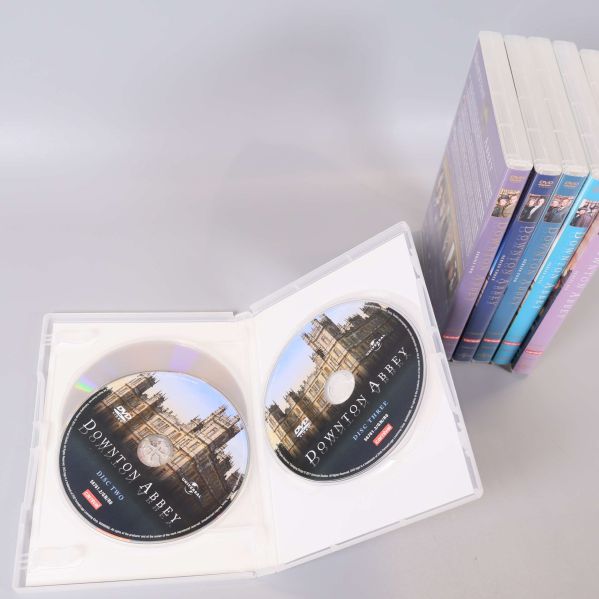 Öppet dvd-fodral med två skivor för Downton Abbey serie