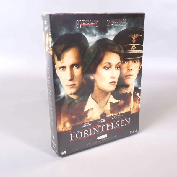 Omslag till DVD-boxen med tre huvudpersoner och titeln Förintelsen
