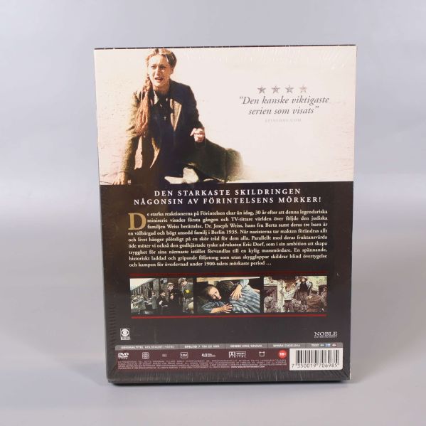 Baksidan av DVD-boxen med text och filmbilder