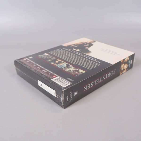 DVD-box liggande på sidan med rygg och etikett synlig