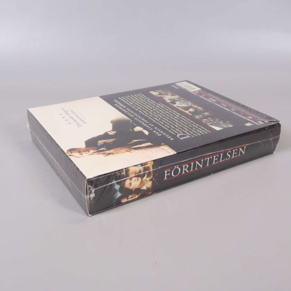 DVD-box liggande på sidan med titel och motiv synliga