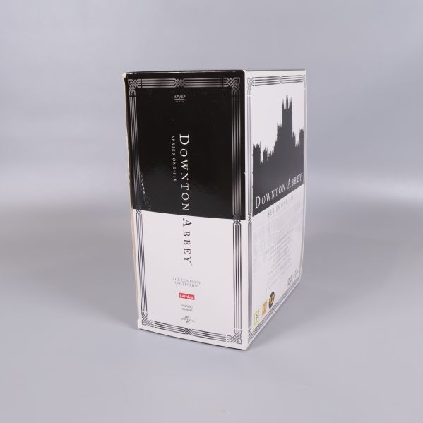 Sidan av Downton Abbey dvd-box med svartvita detaljer