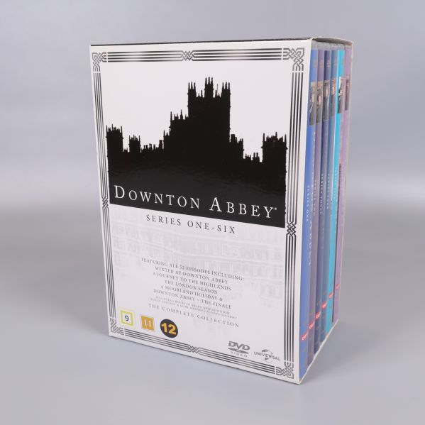 Downton Abbey box bakifrån med skivor och symboler