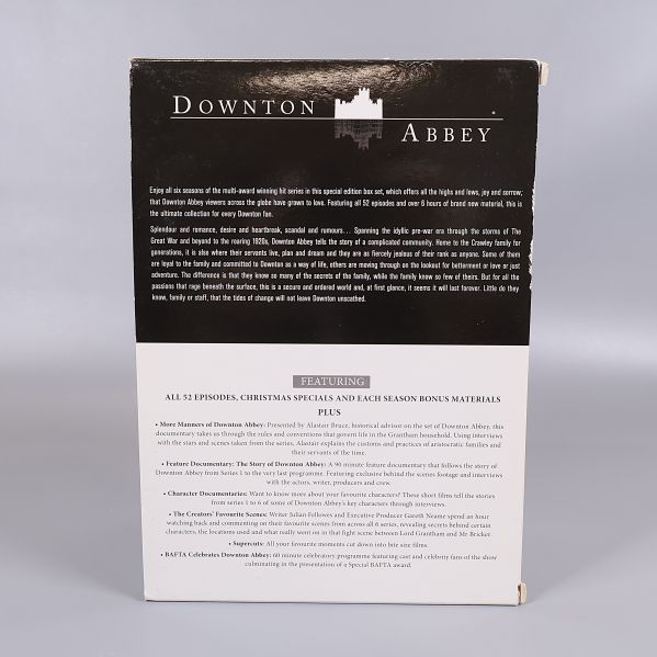 Baksidan av Downton Abbey box med produktinformation