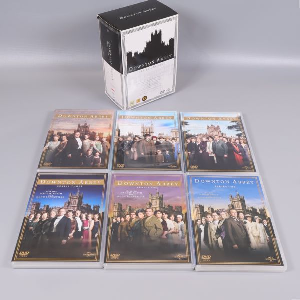 Downton Abbey box med sex säsongfodral framför