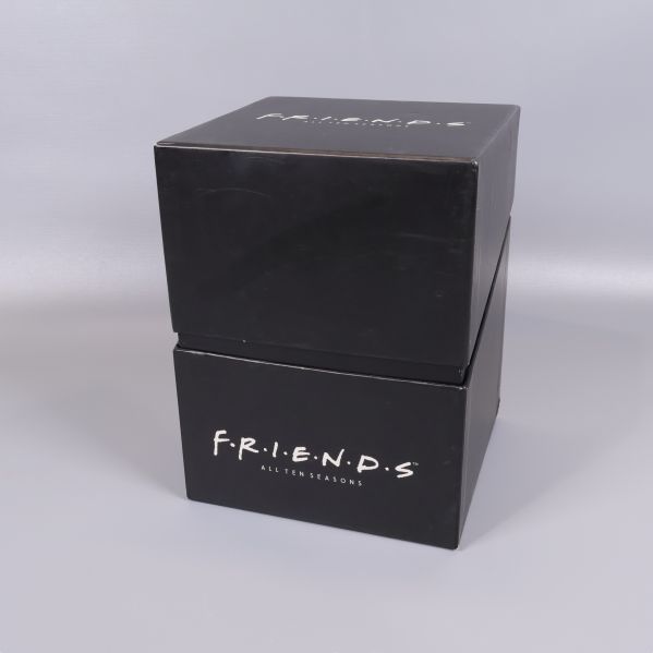 Svart fyrkantig Friends-box sedd från sidan