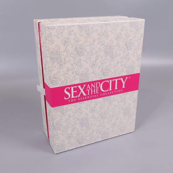 Sex and the City box med rosa band sett från sidan