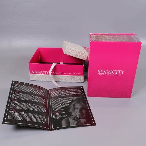 Sex and the City box öppen med booklet uppslagen