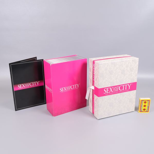 Innehåll av Sex and the City box, booklet och tändsticksask för storleksjämförelse