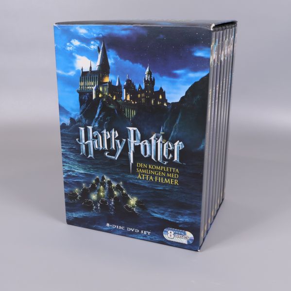 Harry Potter dvd-box med illustration av Hogwarts och filmernas omslag