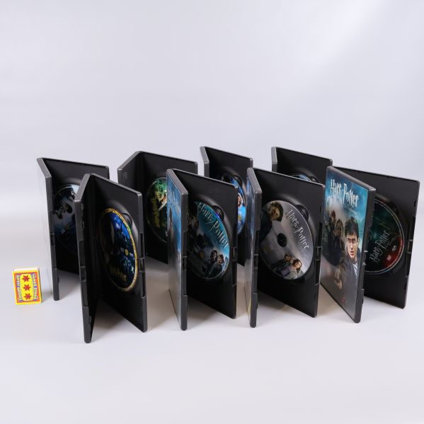 Öppnade dvd-fodral visar skivor till Harry Potter-filmerna