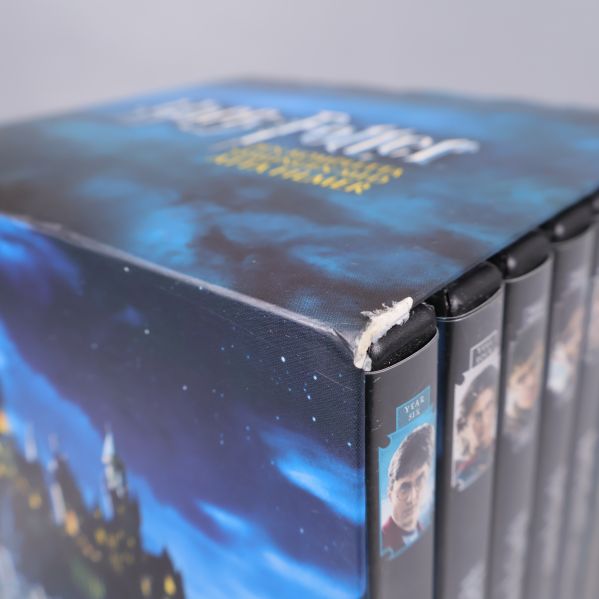 Närbild på hörnskada på Harry Potter boxen
