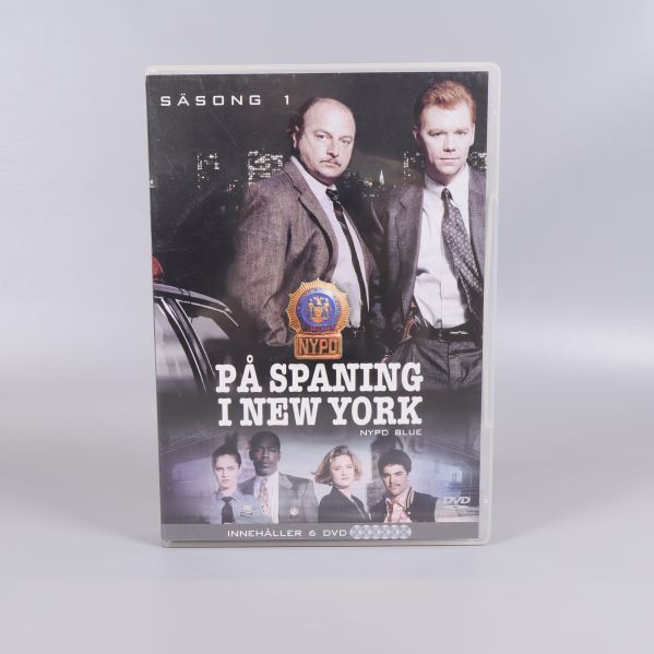 DVD-boxen framsida med huvudkaraktärer och titeln i fokus